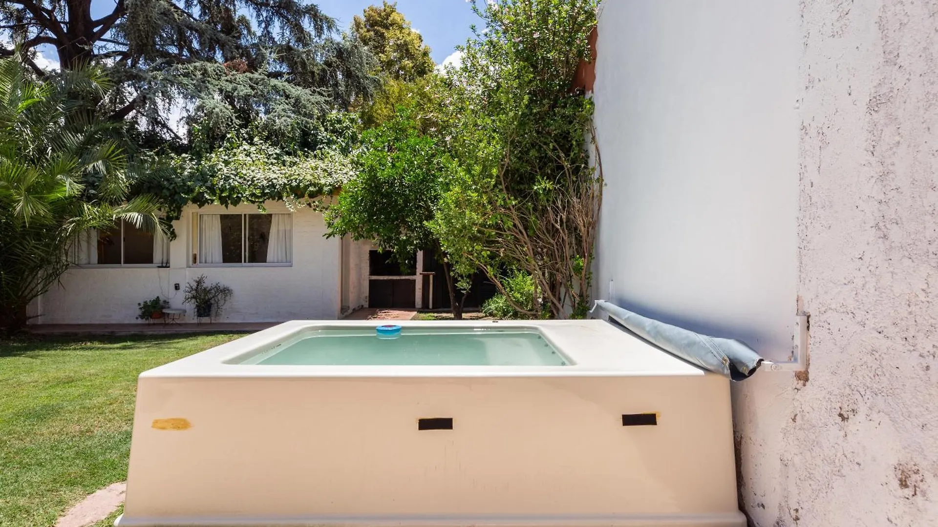 Villa Casa Con Jardin Y Piscina Cerca De Calle Aristides Mendoza