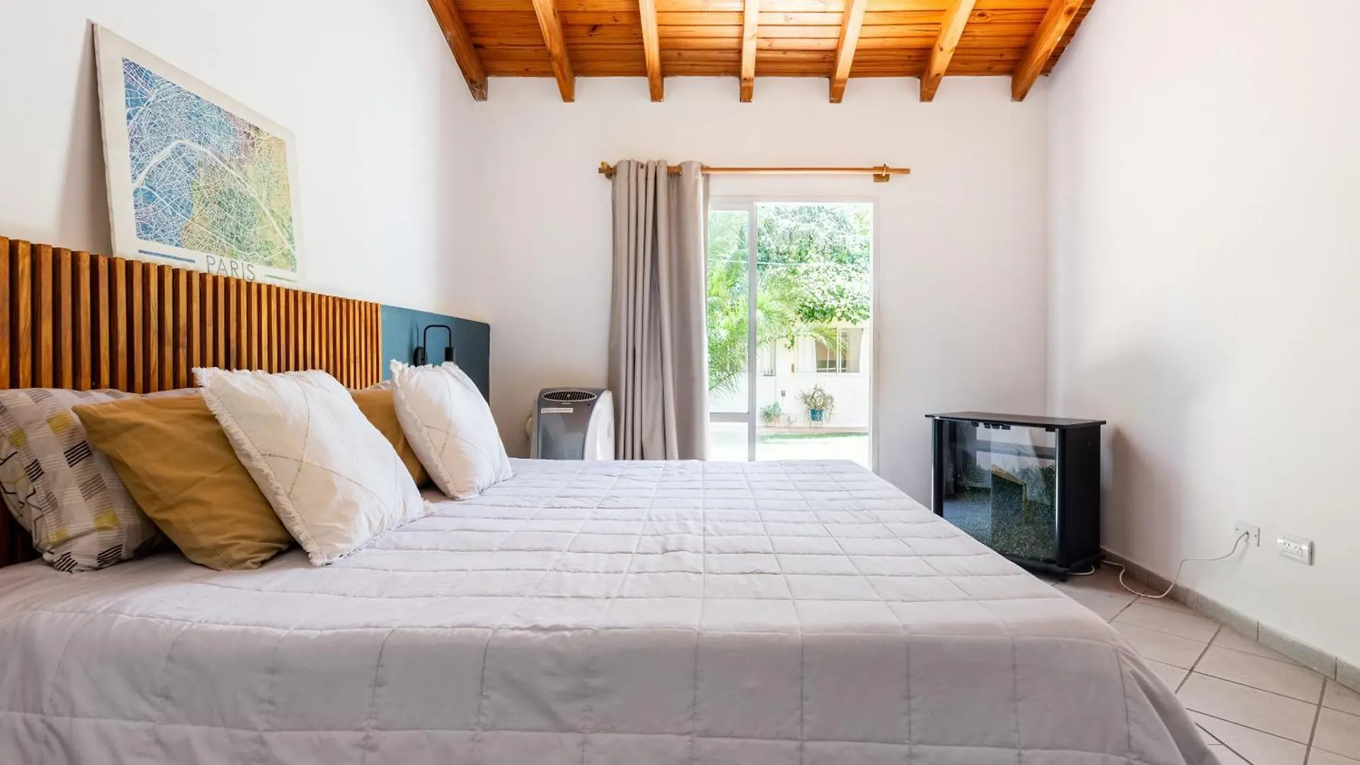 Casa Con Jardin Y Piscina Cerca De Calle Aristides Mendoza Villa