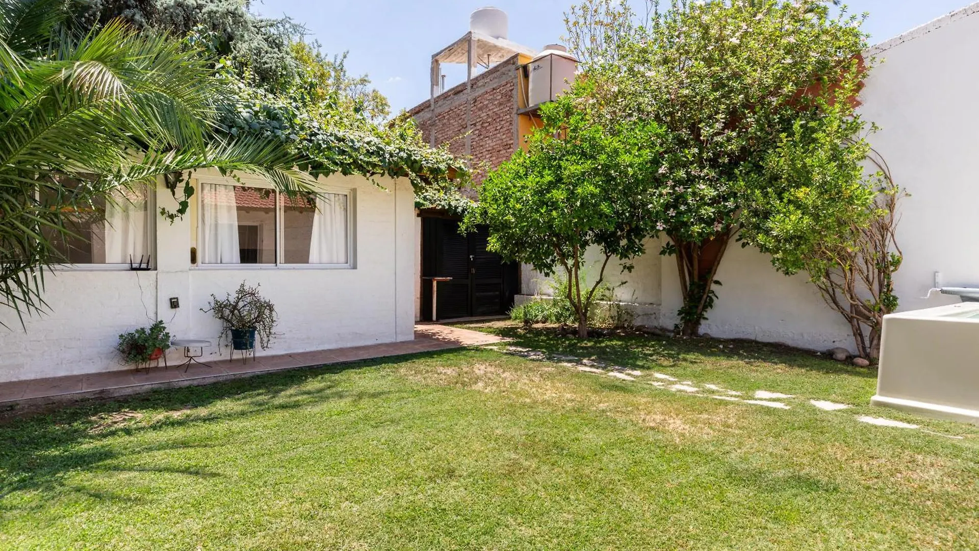Villa Casa Con Jardin Y Piscina Cerca De Calle Aristides Mendoza